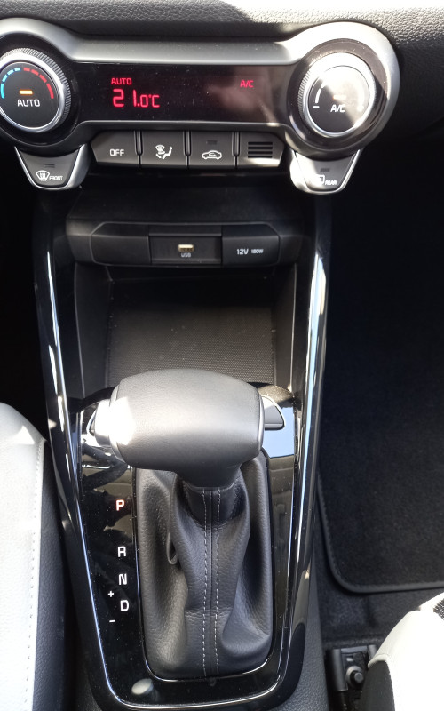 Kia stonic bj 2024 automaat