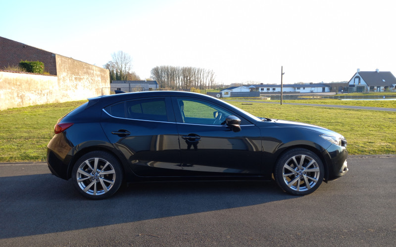 Mazda 3 zwart bj 2016