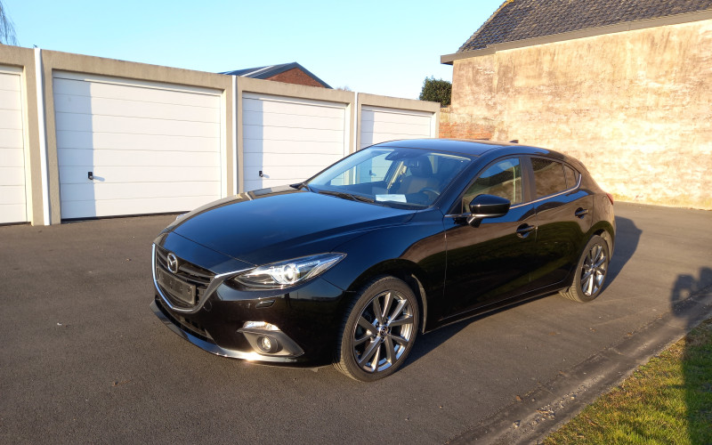 Mazda 3 zwart bj 2016