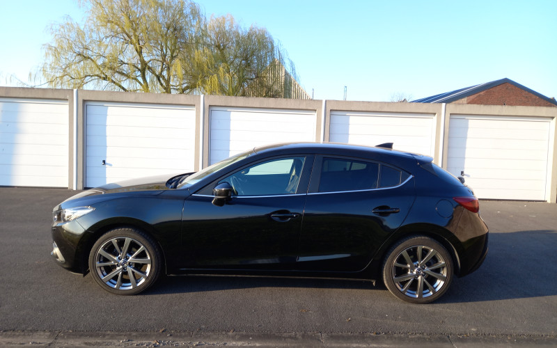 Mazda 3 zwart bj 2016