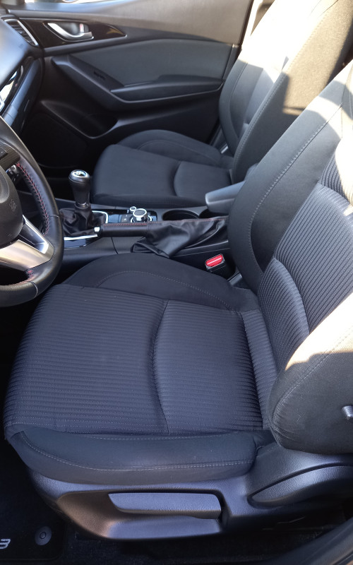 Mazda 3 zwart bj 2016