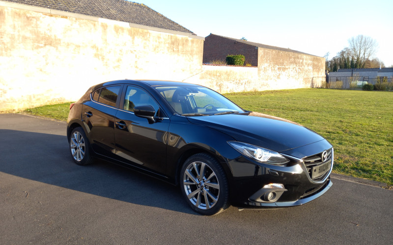 Mazda 3 zwart bj 2016
